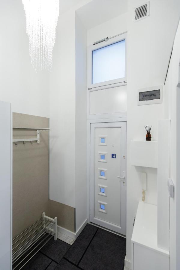 Sleek Minimalist Studio At Inner City ブダペスト エクステリア 写真