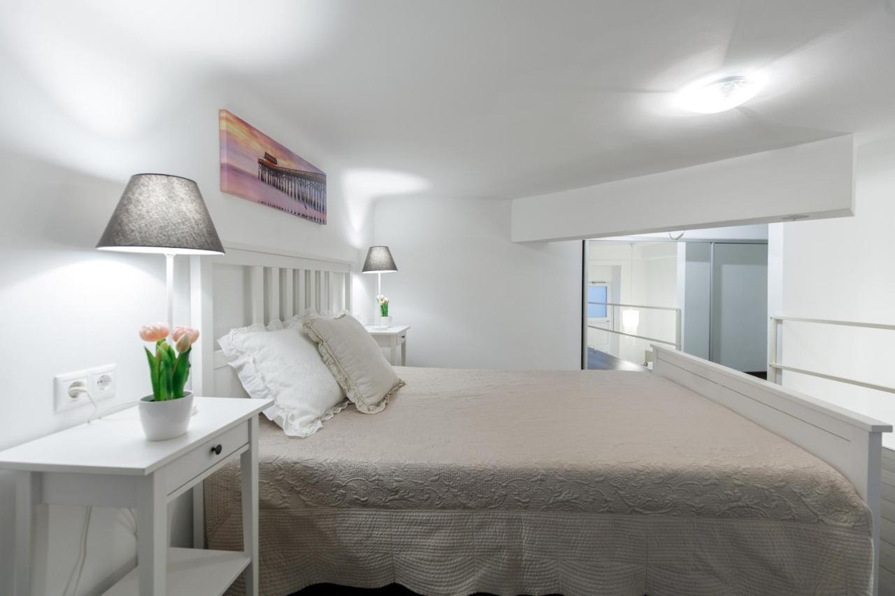 Sleek Minimalist Studio At Inner City ブダペスト エクステリア 写真